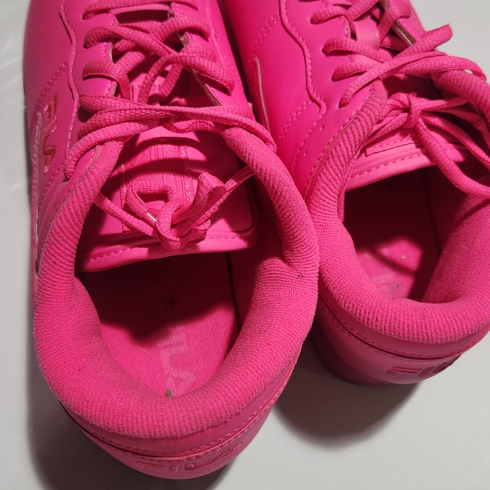 Tennis shoes